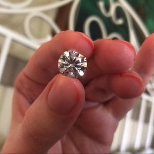 This is a 5 carat loose diamond please send me a shipping label if interested